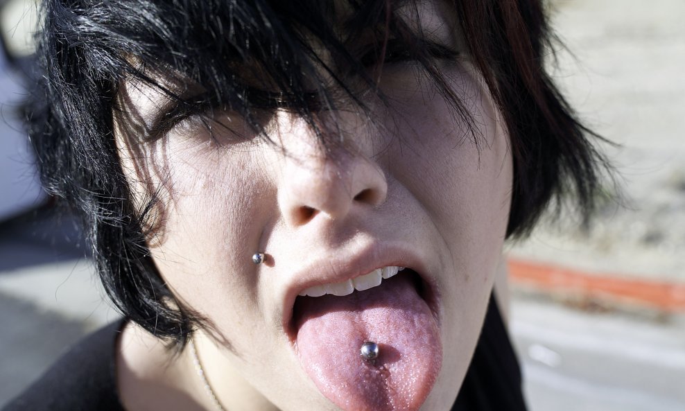 jezik piercing tinejdžer
