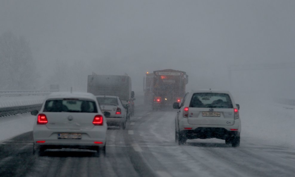 Snijeg otežava promet na autocestama