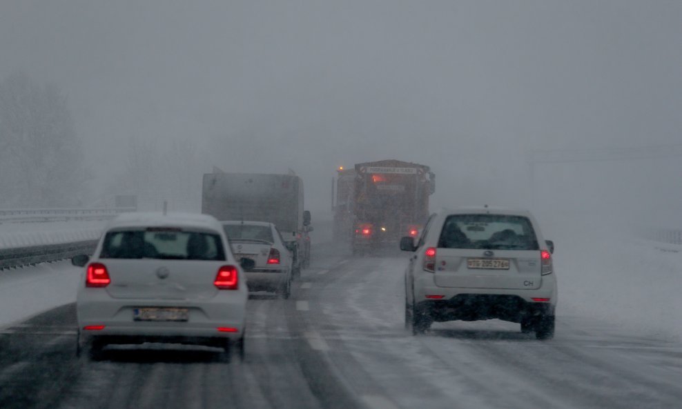 Za promet zatvoreni dijelovi državnih cesta, promet autocestom Rijeka-Zagreb dijelom otvoren samo za osobna vozila