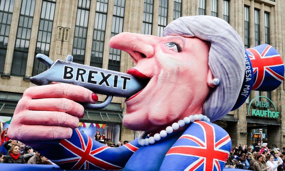 Prosvjednici protiv Brexita s lutkom premijerke Therese May