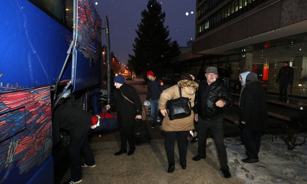 Ukrcavanje radnika u autobus za Rovinj