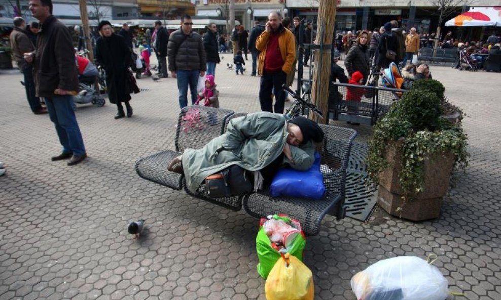 Siromaštvo siromašna žena spava na klupi Cvjetni trg
