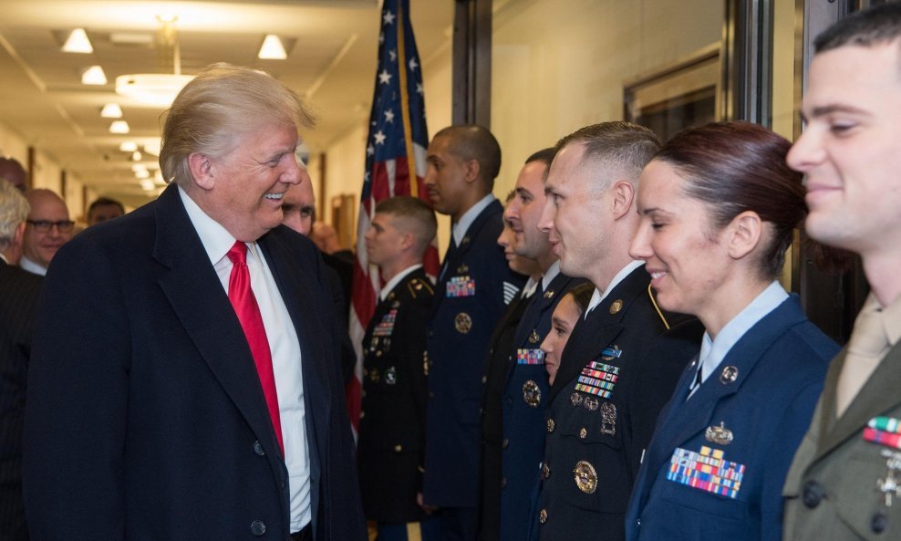 Trump s američkim časnicima u Pentagonu