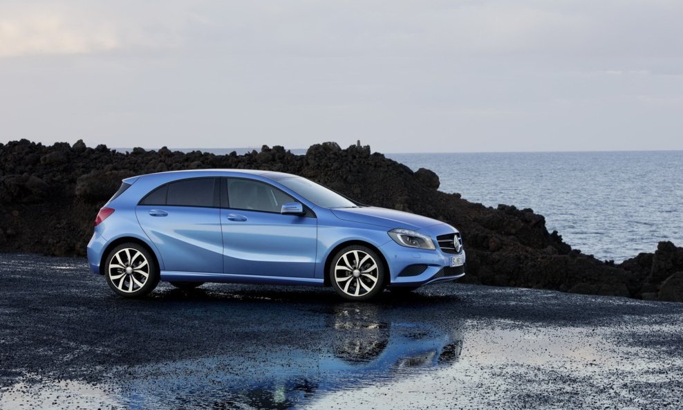 2012-Mercedes-Benz-A-Class-4[2]