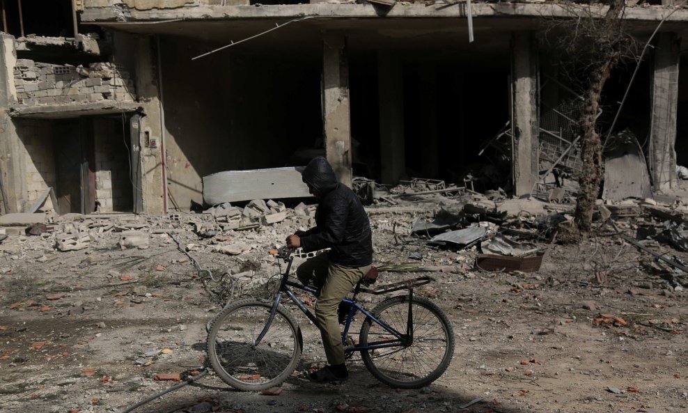 U zračnom udaru na vojnu bazu u Siriji 14 poginulih