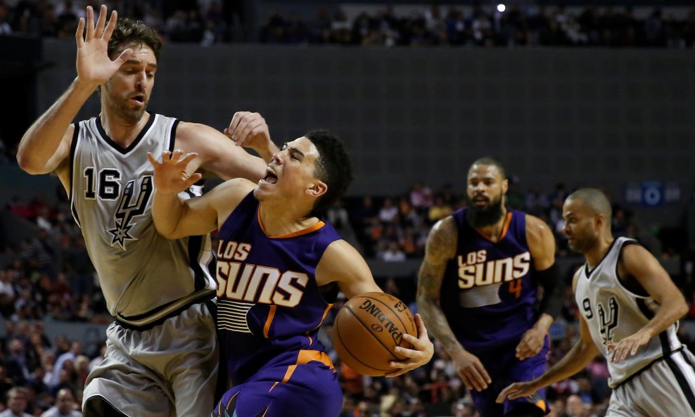 Kevin Booker (Phoenix Suns) i Paul Gasol (San Antonio Spurs)