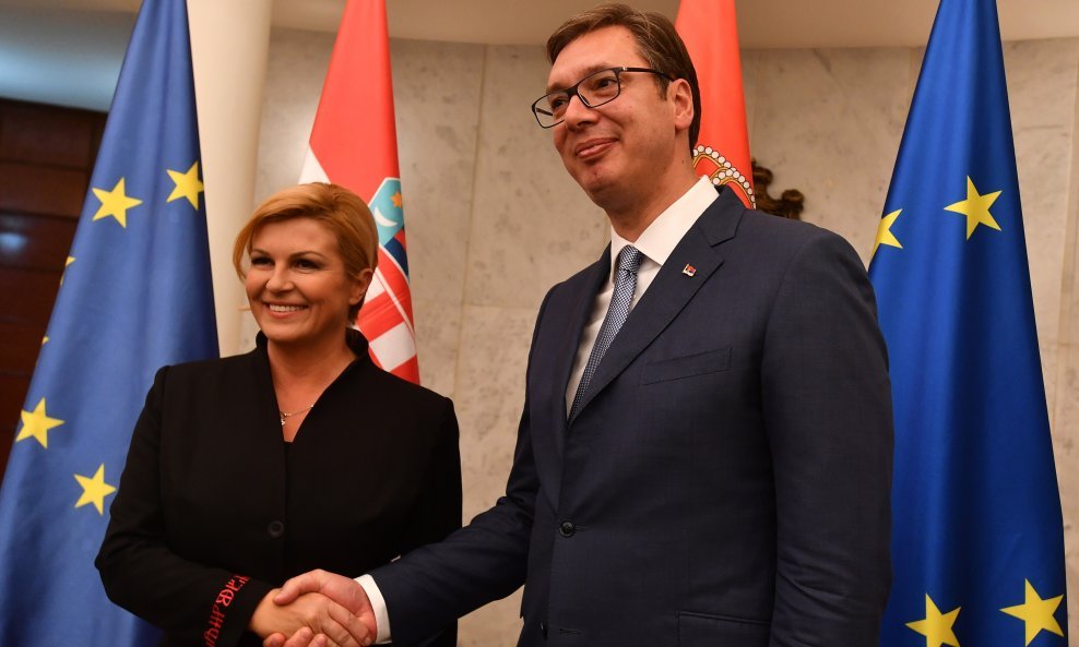 Tijekom prošlogodišnjeg susreta sa srbijanskim premijerom Aleksandrom Vučićem, Kolinda Grabar Kitarović na rukavu sakoa imala je izvezenu riječ ljubav na glagoljici