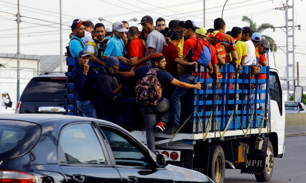 Venezuelci bježi preko granice.