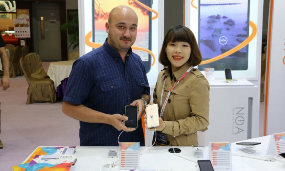 Mario Kralj (Hangar 18) i Emma Liu (Shenzhen Sumvier Technology)