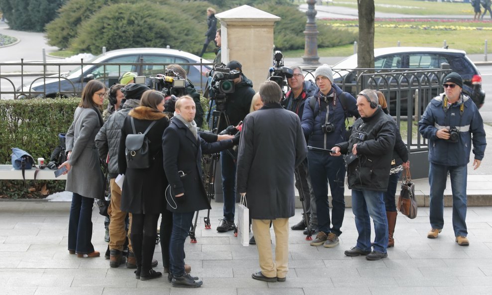 Novinari su ostali ispred Rektorata