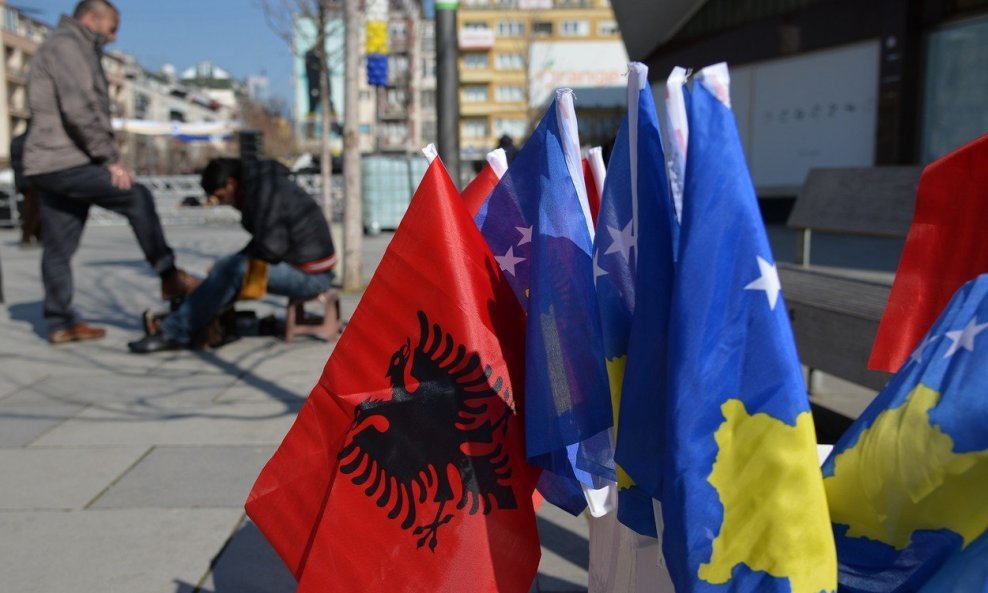 Zastave Albanije i Kosova