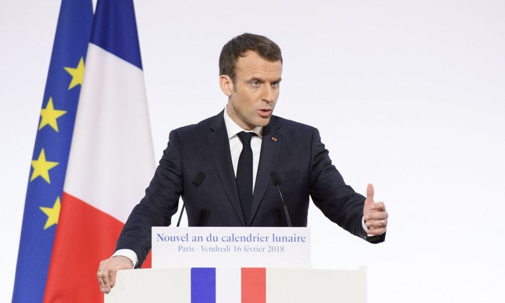 Podrška Macronu pala je ispod 50 posto