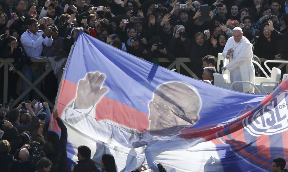 Papa Franjo u gomili