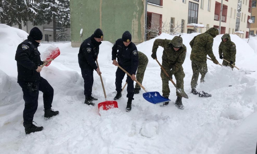 Policajcima u Donjem Lapcu u pomoć stigli vojnici