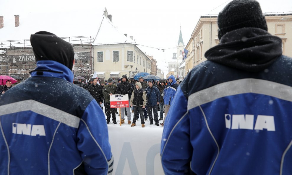 Radnici sisačke Rafinerije unatoč snježnom nevremenu na prosvjedu u Zagrebu