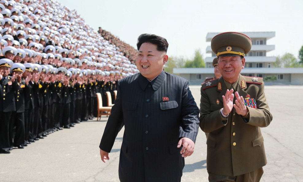 Sjevernokorejski čelnik s generalom Kim Jong-cholom