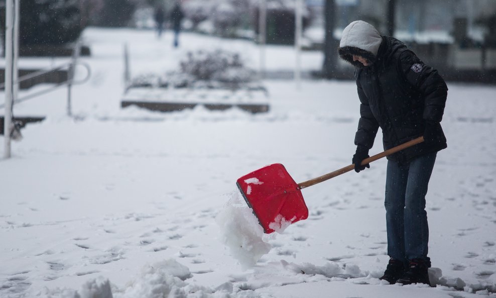 Osječki studenti mogu zaraditi čisteći snijeg
