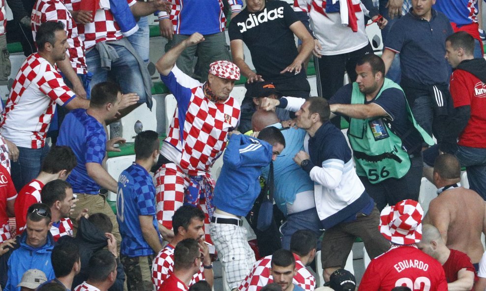 Tuča navijača Hrvatske na tribini