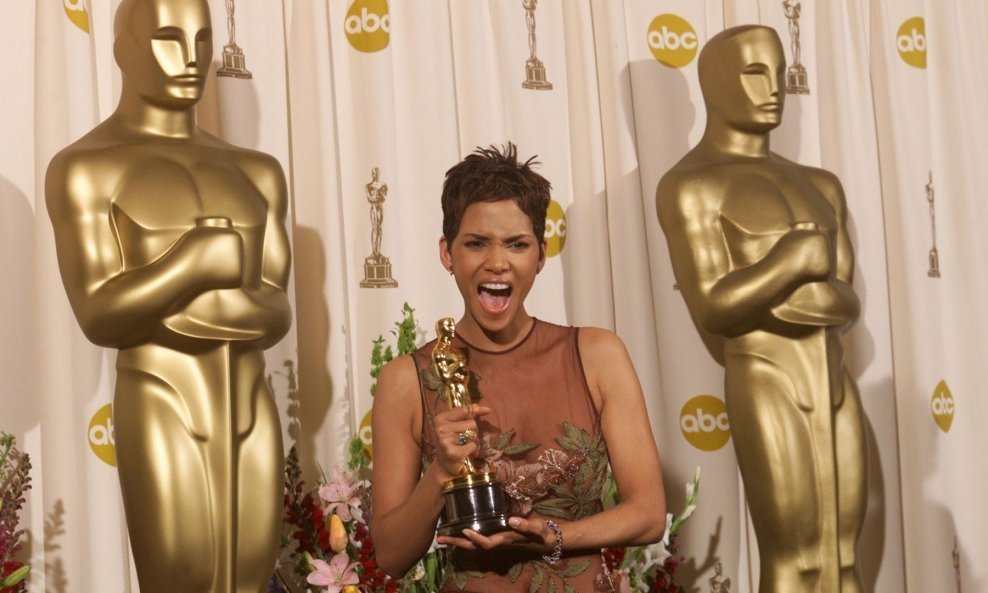 Halle Berry prva je i jedina Afroamerikanka koja je 2004. dobila Oscara za glavnu ulogu