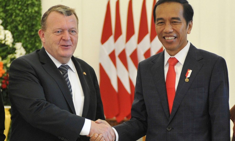 Predsjednik Indonezije Joko Widodo (desno) od svog predsjedničkog ureda otkupio je ploču Metallice koju je dobio od danskog premijera Larsa Løkkea Rasmussena kako bi privatno zadržao službeni poklon i izbjegao sukob interesa