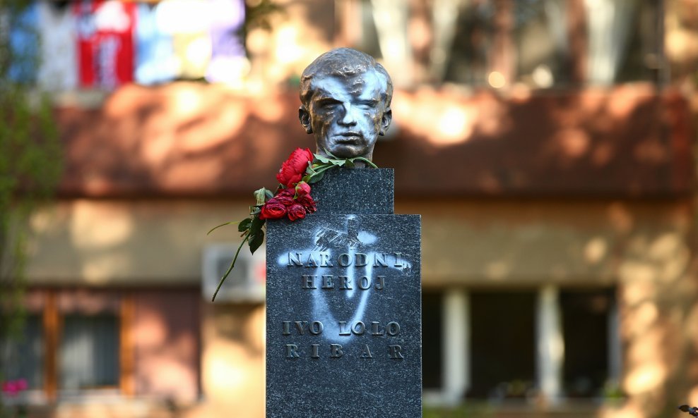 Ustaški simbol na bisti Ive Lole Ribara u Zagrebu