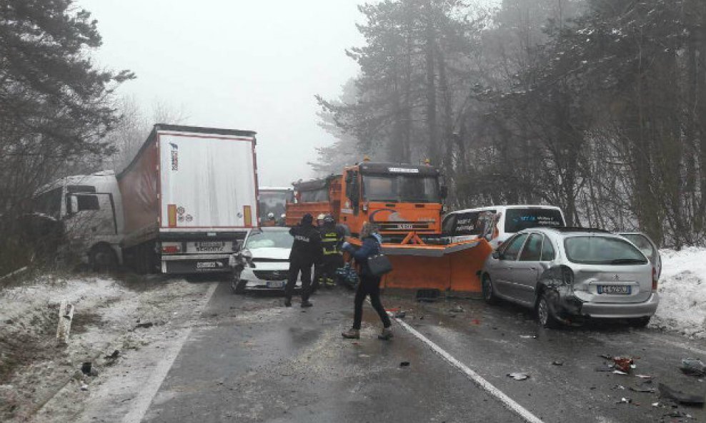 Sudar autobusa, šlepera, ralice i auta