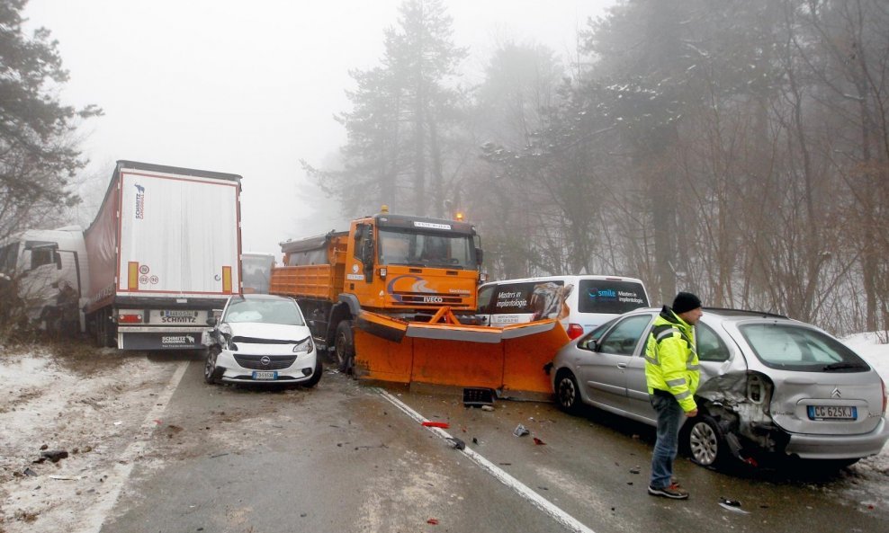 Sudar autobusa, šlepera, ralice i auta