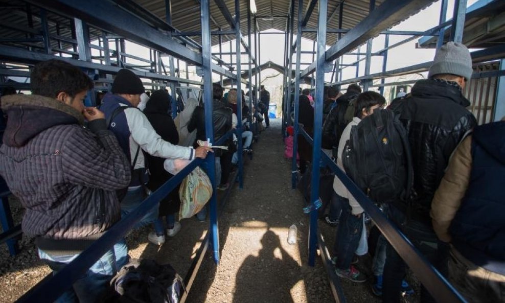 Izbjeglice čekaju u redu za registraciju prilikom ulaska u zimski tranzitni centar (2)