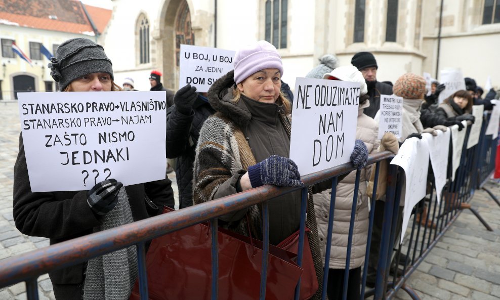 Prosvjed zaštićenih najmoprimaca na Markovu trgu u Zagrebu