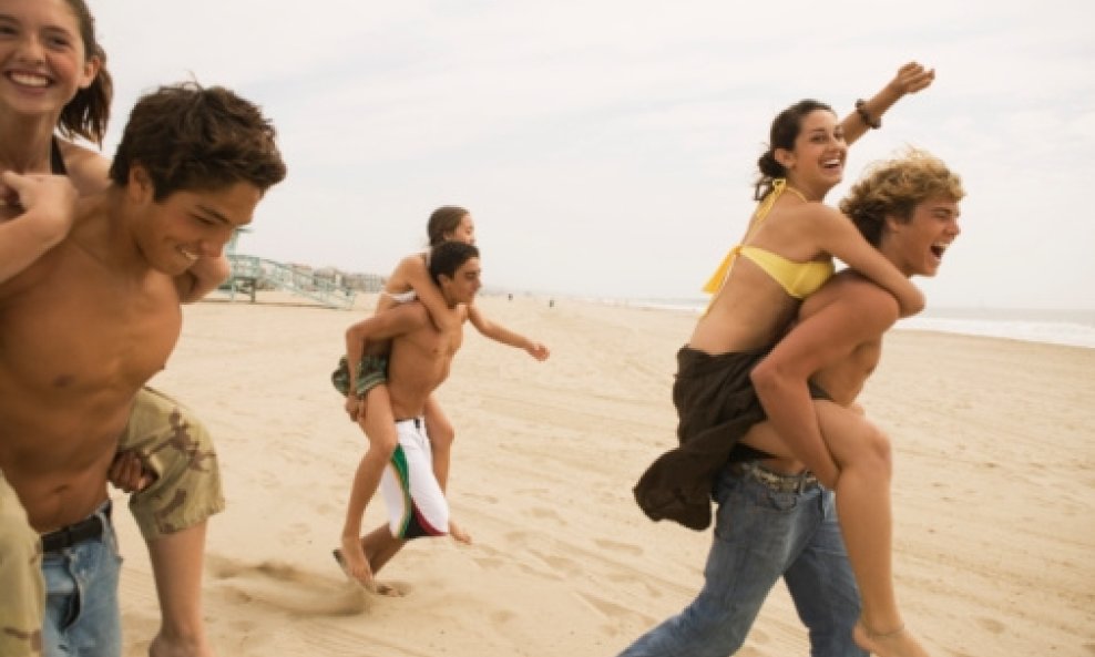 tinejdžeri plaža igra