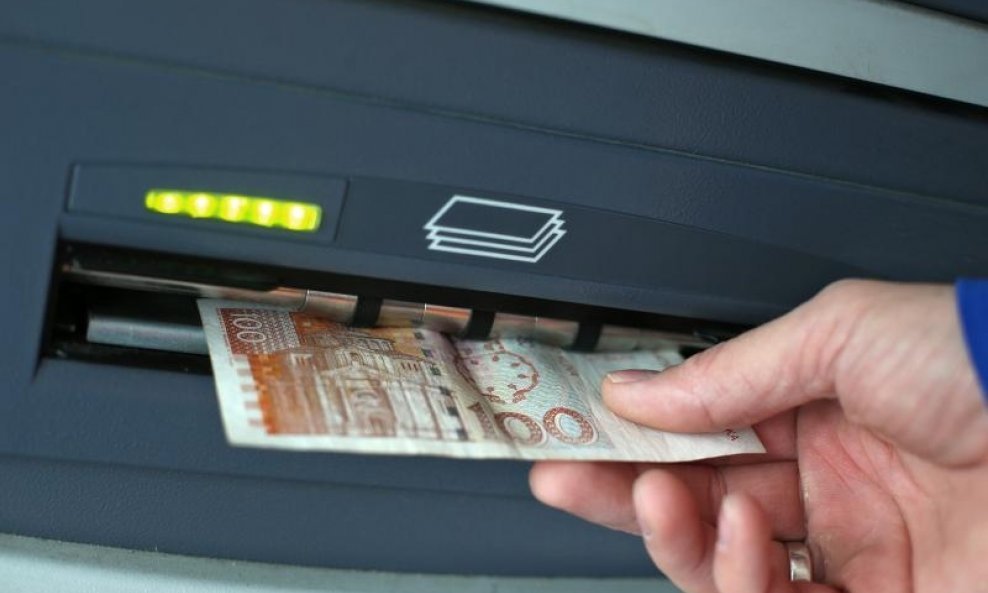 Umetanje debitne kartice, upisivanje pina i dizanje gotovine sa bankomata Zagrebacke banke. Photo: Sanjin Strukic/PIXSELL
