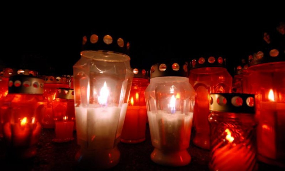 Bjelovar - Groblje Dubovac obasjano svjetlosti svijeća u noći Svih svetih (1)