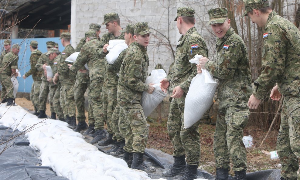 Peti dan Hrvatska vojska pomaže u obrani od poplava