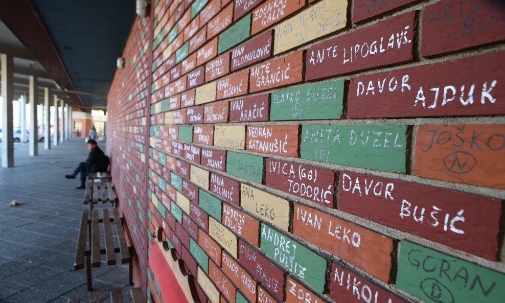 Na autobusnom kolodvoru u Imotskom je 'zid nečiste savjesti' na koji se upisuju imena onih koji su otišli u inozemstvo