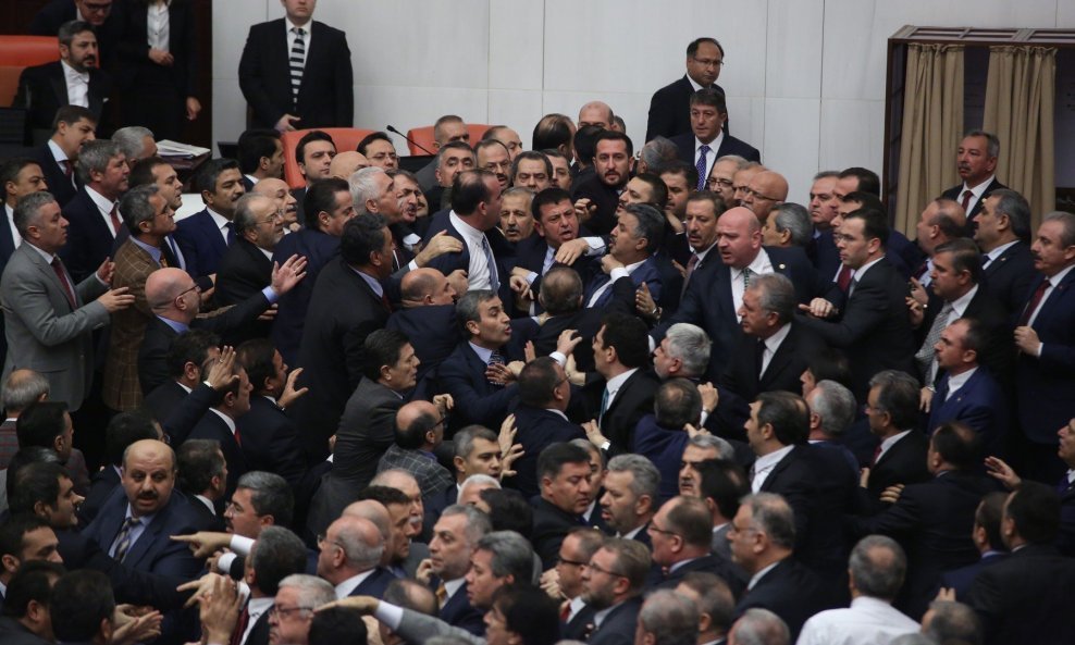 Tučnjave nisu rijetkost u turskom parlamentu
