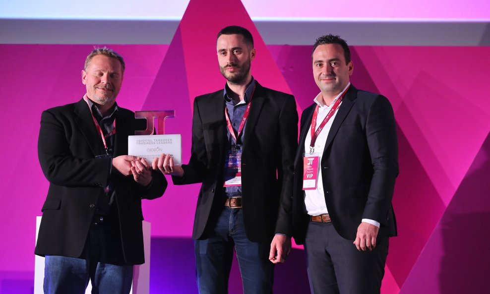 Zoran Turković dodijelio je nagradu Matiji Kopiću i Milanu Račiću tijekom konferencije 'Digital Takeover 2018'