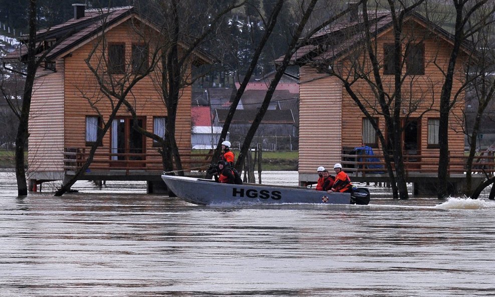 Pripadnici Crvenog križa i HGSS-a dostavljaju kruh, mljeko i vodu u najugrozenije kuće