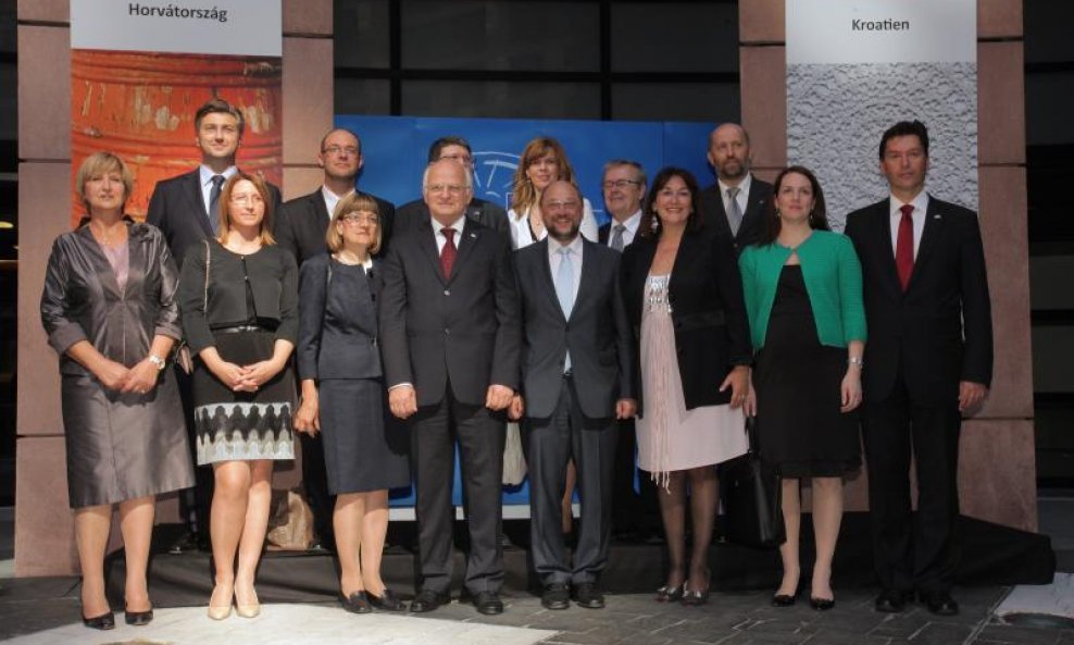 Hrvatski europarlamentarci s Martinom Schulzom i Josipom Lekom u Strasbourgu