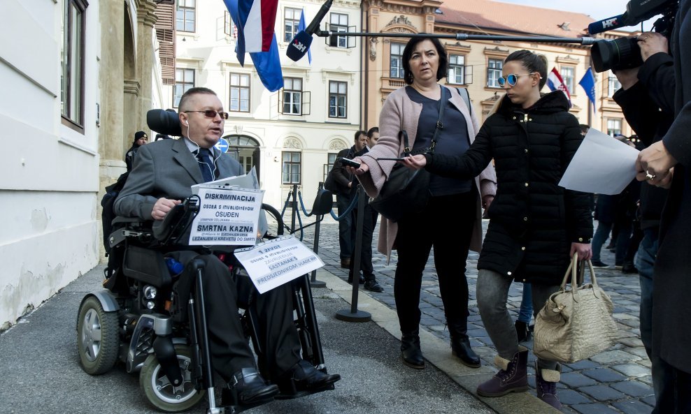 Murganić obećala invalidu pred Banskim dvorima rješavanje njegova problema