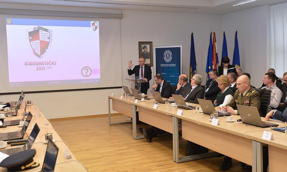 Tijek vježbe je pojašnjavao ministar obrane Damir Krstičević