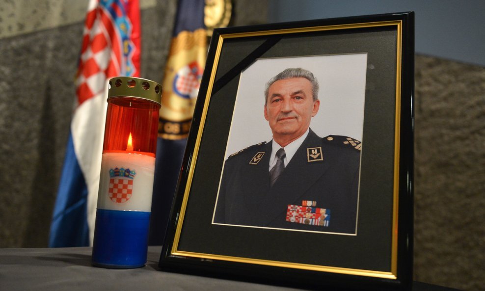 U Ministarstvu obrane otvorena je Knjiga žalosti preminulom generalu Petru Stipetiću