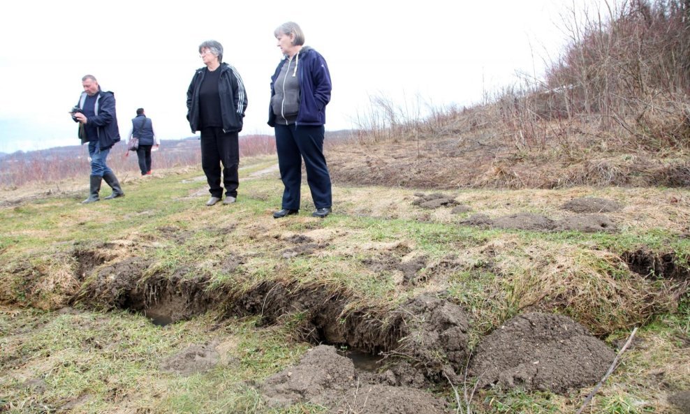 Tijekom noći došlo je do napuknuća i pomicanja brda iznad kuća