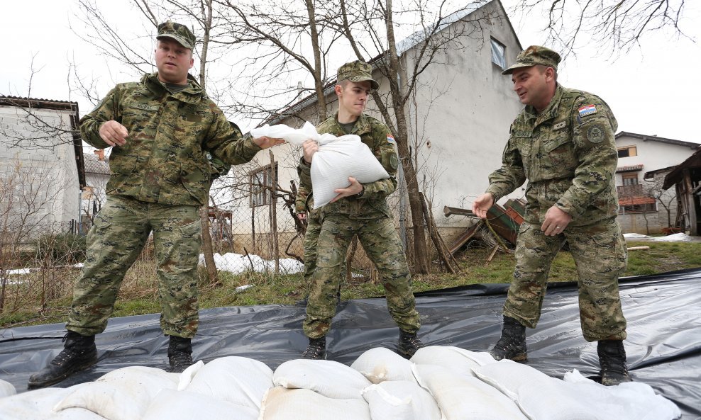 Hrvatska vojska gradnjom zečjih nasipa ublažavala je posljedice nedavnih poplava