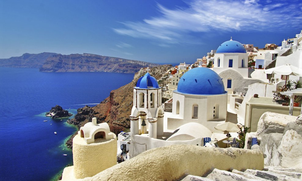 Smješteno na otoku u obliku polumjeseca, selo Oia, čije se ime izgovara 'Ia' doslovce se može prepješačiti. Također, selo se može obići i na magarcima, što je poprilično popularno, ali i na skuterima. A nikako ne treba propustiti predivan zalazak sunca u 