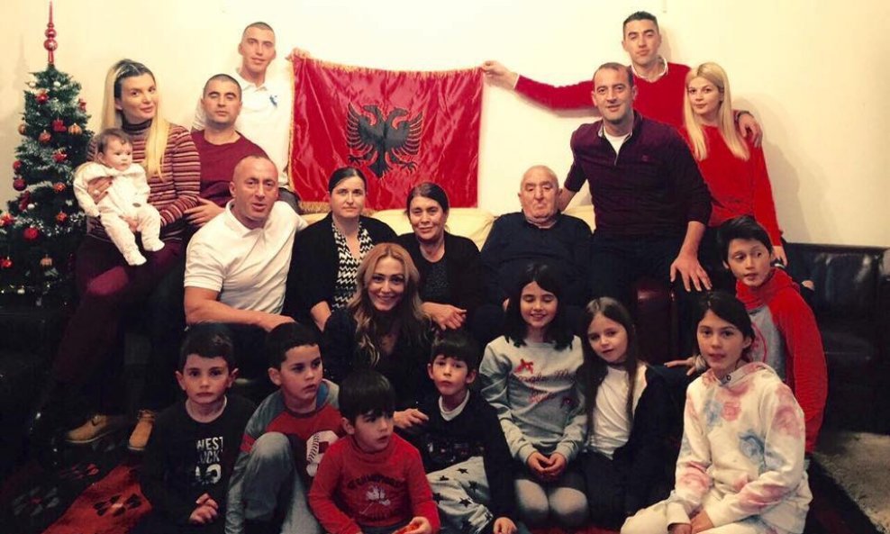Haradinaj slavi uvjetnu slobodu s obitelji