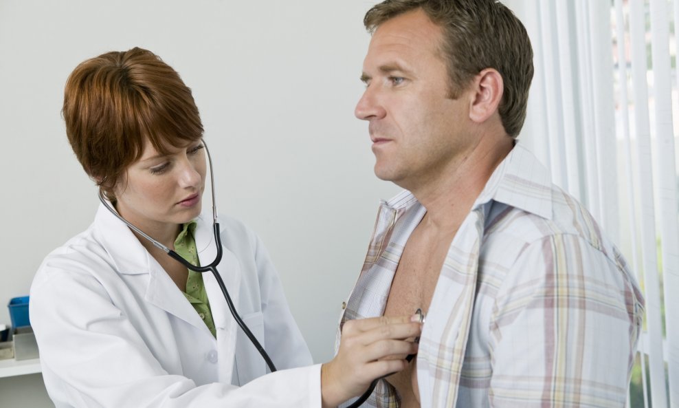 muškarac liječnik pregled zdravlje bolest