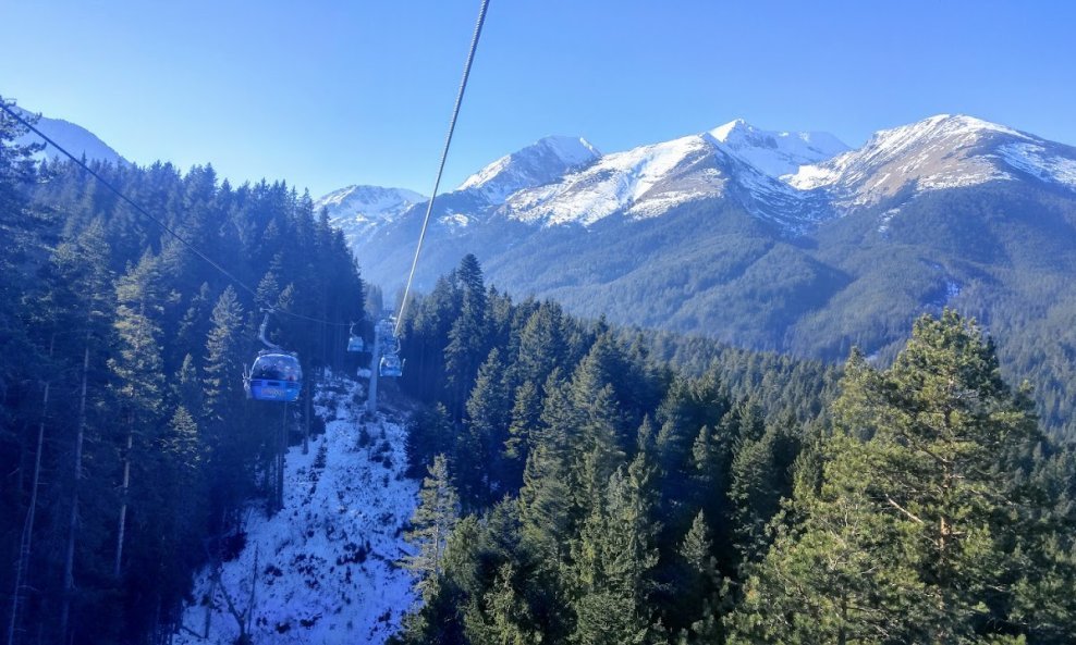 Pogled na pirinske vrhove iz žičare