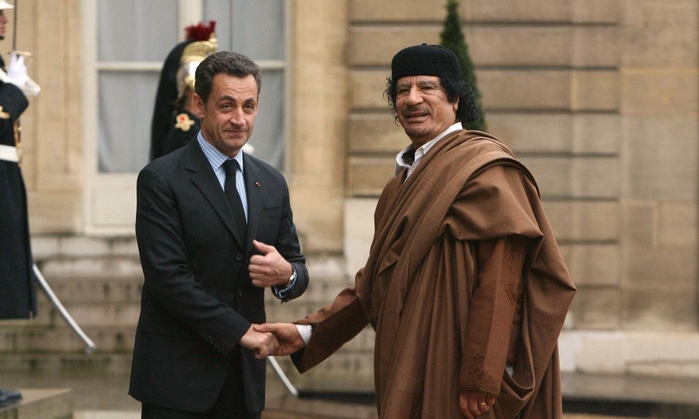 Nicolas Sarkozy i Moamer Gadafi 2007. u Parizu