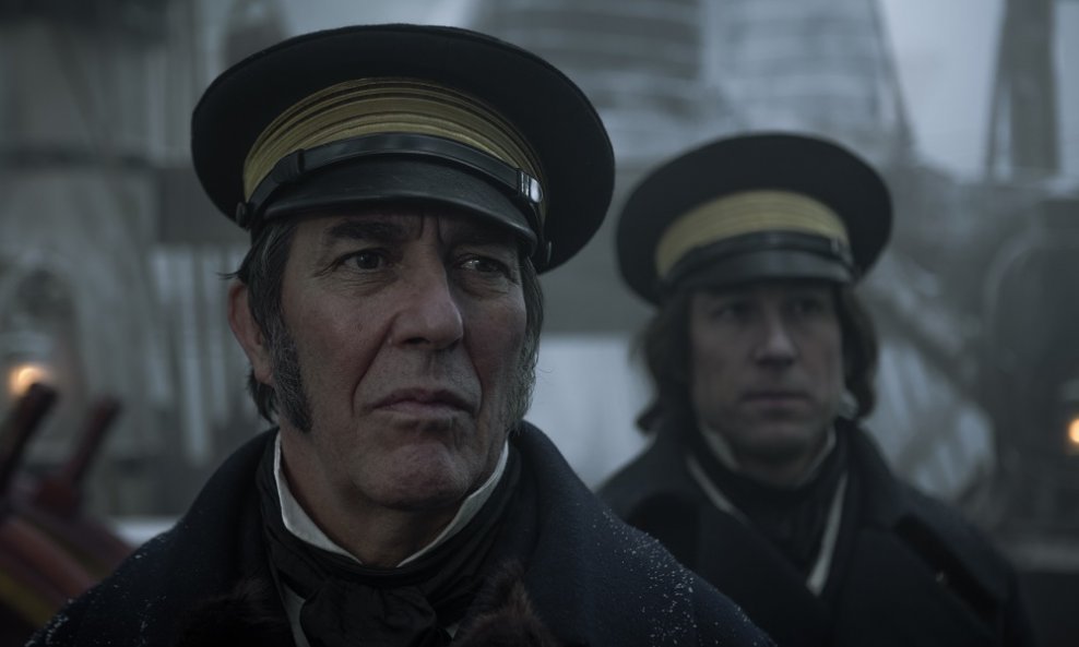 Ciaran Hinds kao Sir John Franklin, zapovjednik ekspedicije koja je brodove 'Erebus' i 'Terror' odvela na zaleđeni kraj svijeta