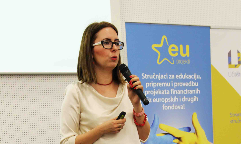 Ariana Vela, osnivačica učilišta